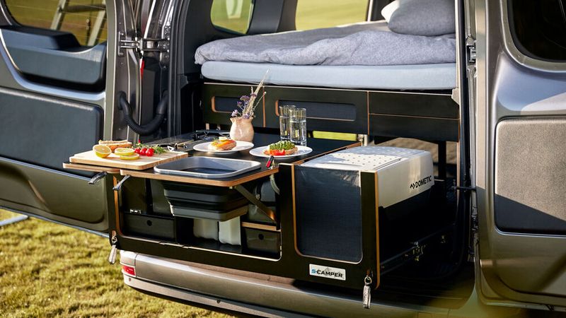 Für die von der Heckklappe aus zugängliche Kücheneinheit sieht das modulare Umbaukonzept von Sortimo ein Schubladensystem vor. (Bild: Sara Keller/Mercedes)