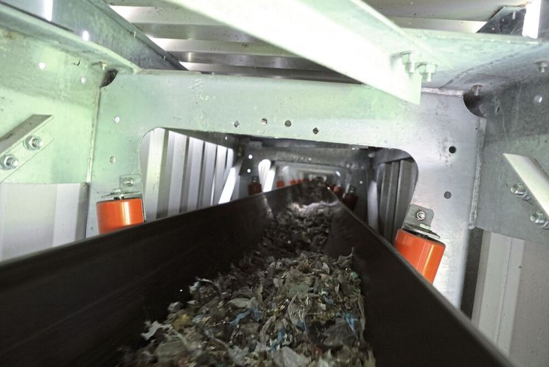 Das Fördersystem transportiert die aufbereiteten Abfälle umweltfreundlich, staubfrei und energiearm. (Bild: Beumer)