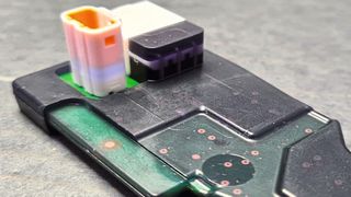 Teile von Steckern mussten frei bleiben, andere extra mit Technomelt abgedichtet werden.  (Miltronik)