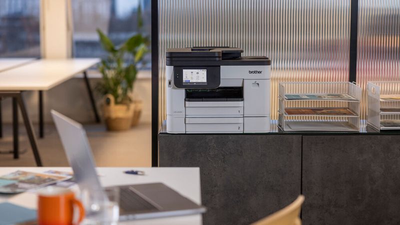Die beiden neuen Tinten-Multifunktionsdrucker von Brother, hier der MFC-J5110DW mit zwei Papierkassetten, sind die ersten A4-Geräte mit dem piezoelektrischen Maxidrive-Druckerchip.(Bild:  Brother)
