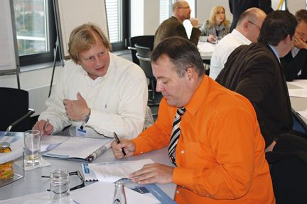 Partner unter sich: Hier wird intensiv diskutiert, wie die ideale IT-Architektur für den Musterkunden aussieht. (Archiv: Vogel Business Media)