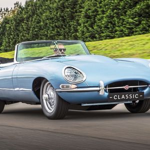 Der Jaguar E-Type Zero: Seine Lithium-Ionen-Batterie entspricht in ihren Abmessungen und im Gewicht ziemlich genau dem sonst unter der Haube sitzenden XK-Sechszylinder – auch die Einbaulage ist identisch. Jaguar versprach: „Jederzeit kann ein E-Type Zero wieder zu einem Modell mit XK-Reihensechszylinder und konventionellem Schaltgetriebe zurückgebaut werden.“(Bild:  charliemagee.com)
