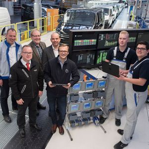 Volker Loebe (Projektleiter Digitalisierung in der Berufsausbildung für die deutschen Volkswagen Werke), Jürgen Jaskolla (Leiter für Fertigungsautomation), Walter Deterding (Betriebsrat Volkswagen Nutzfahrzeuge), Olaf Böker ( Leiter der Volkswagen Akademie Hannover), Rando Ballmann (Projektleiter) und Jannes Ditloff (23, li.) sowie Dennis Schwertfeger (21), beide Auszubildende Elektroniker für Automatisierungstechnik (3. Ausbildungsjahr), an der selbstgebauten Schalt-Tafel mit Komponenten für die Zentrale Anlagenüberwachung.