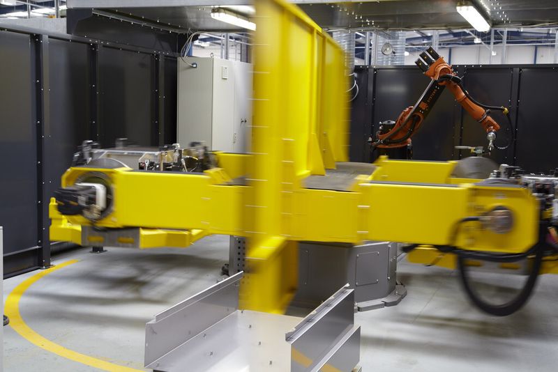 Das kontinuierliche Fügen und Schweißen von Edelstahlplatten, die zu explosionsgeschützten Schalt- und Verteilerkästen verarbeitet werden, ist Präzisionsarbeit. (Bild: SMT)