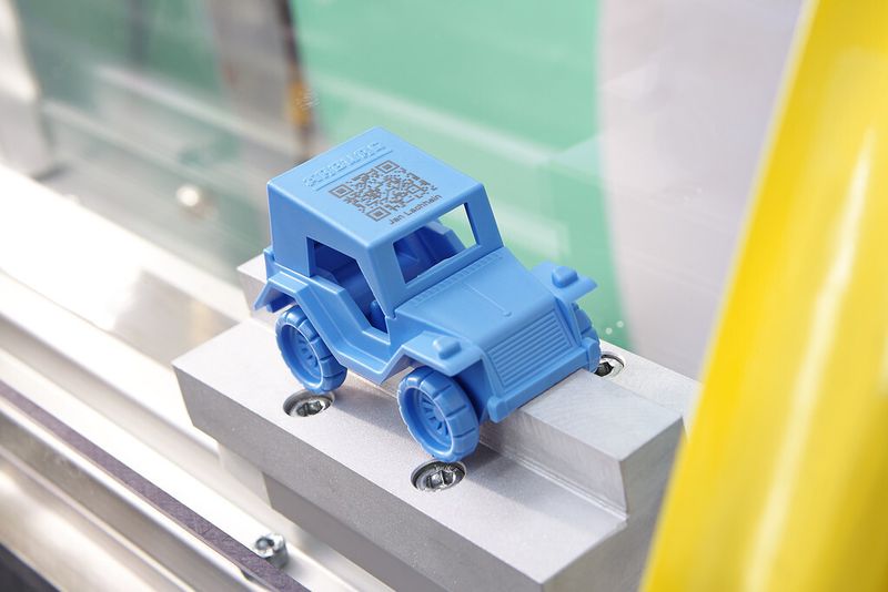 Industrie 4.0 praxisnah: Am Beispiel eines über einen Code individualisierten Spielzeug-Buggys stellt Arburg vor, wie sich die Produktion vernetzen und Daten teilebezogen archivieren lassen. Alle Daten sind rückverfolgbar und das Produkt kann auch leichter individualisiert werden. (Bild: Arburg)