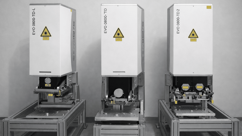 Varianten des Prozessmodul EVO 0800-TD. Als kompaktes Dual-Station Modul ist es für die  nahtlose Integration in automatisierte Fertigungslinien optimiert und ermöglicht das Schweißen von zwei  Baugruppen in einem Arbeitsgang. (Bild:  Evosys)