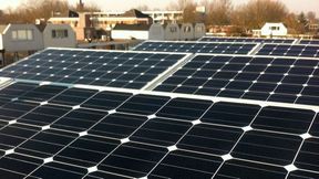 The massive integration of utility-scale solar photovoltaics demands BESS platforms equipped with high-power-density inverters to mitigate generation intermittency.  (Source: Pixabay)