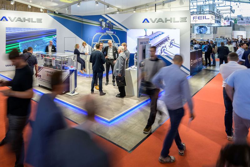 Vahle zeigt in Nürnberg erstmals sein intelligentes Stromabnehmersystem Smart Collector. Das System sammelt Analysedaten zum Zustand der Stromschienen sowie deren Komponenten und beugt damit Störungen vor. Auch am Stand von Vahle zu sehen gibt es den Rockwell Automation Itrack. Dort kommt das induktive Energieübertragungssystem CPS140 kHz zum Einsatz. Es ermöglicht, bewegliche Elemente kontinuierlich berührungslos mit Strom zu versorgen. SPS 2022: Halle 4, Stand 336. (Bild: Vahle)