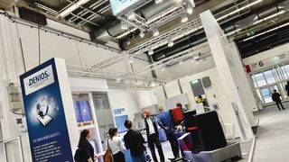 So sah es beim letzten Mal aus: Der Messestand der Denios SE im Sommer 2022 auf der Achema in Frankfurt am Main. (Bild: Denios)