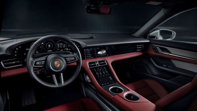 Das Cockpit mit seinen vielen Bildschirmen und dem optionalen Head-up-Display unterscheidet sich nicht von den bisher bekannten Varianten Taycan und Cross Turismo. (Porsche)