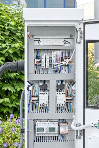 Im Bereich Elektromobilität werden die Installationsschütze beispielsweise in AC-Ladesäulen genutzt, um das Laden sicherer und zuverlässiger zu machen. (Bild: KI-generiert)