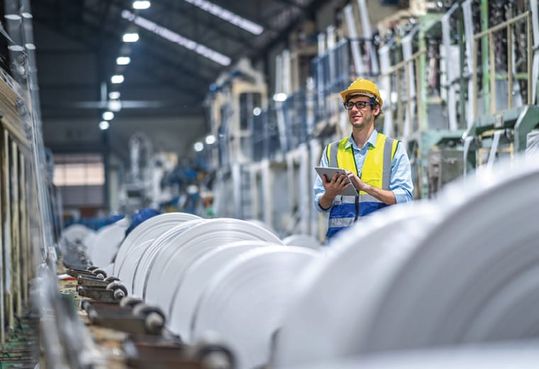 (Manuell durchgeführte Produktionsschritte übernehmen heute Maschinen. Bild: NTT Ltd.)