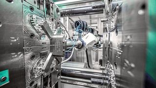 Die Rodinger Kunststoff-Technik hat sich auf die Kunststoffbe- und -verarbeitung in der Mikrofluidik spezialisiert. Bei Zuhaltekräften von 40 bis 250 Tonnen werden sämtliche thermoplastischen Kunststoffe inklusive der gängigen Funktionszusatzstoffe im 1K-, 2K- und 3K-Verfahren verarbeitet. (Bild: Rodinger Kunststoff-Technik)