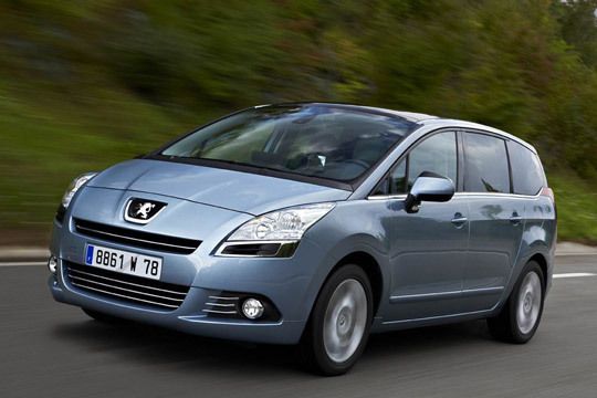 Der Peugeot 5008 ist in drei Ausstattungsstufen Tendance, Premium und Platinum wahlweise mit zwei Benzin- und zwei Dieselmotoren mit einem Leistungsangebot von 80 kW/120 PS bis 115 kW/156 PS erhältlich. (Archiv: Vogel Business Media)
