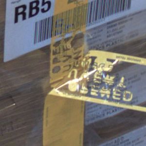 Geöffnetes Siegel: Sobald jemand versuchen sollte, die Verpackung zu öffnen, zeigt das Security-Seal diesen Versuch deutlich an. Das Siegel wird zudem zerstört.