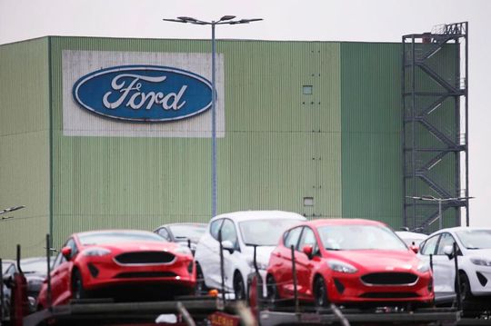 Im Kölner Werk von Ford werden einige Elektroautotypen gebaut. Doch die füllen derzeit nur die Wartebereiche, weil der Absatz schwächelt. Nun hat der Automobilhersteller beschlossen, temporär in Kurzarbeit zu gehen.(Bild:  Ford)