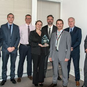 Steve Wallen, Distribution Manager (APEM), Michael McIntyre, Global Content Editor (RS), Richard Claydon, Global Product Manager (RS), Joanne Bradbury, Global Product Group Manager (RS) mit dem Award, Fred Knowles, Global Head of Inventory Management (RS), Gregory Sachnine, President und CEO (APEM), Stuart McRae, Commercial Operations Manager (APEM), Jim Cooper, Vice President Sales EMEA & APAC (APEM).