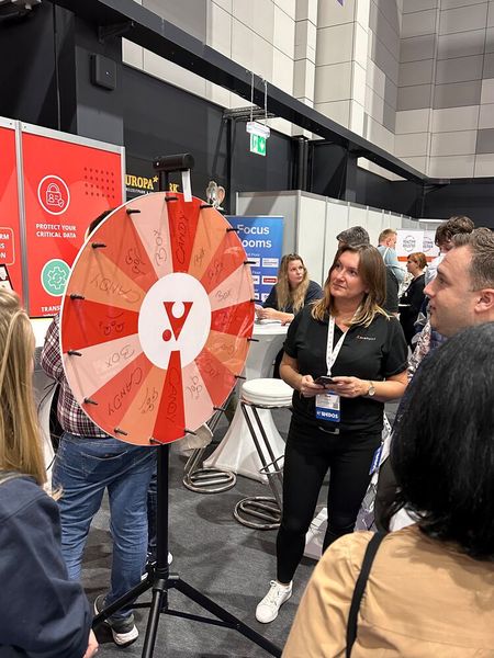 Elisa Dubrau (AvePoint) ist die heutige Glücksfee. (Bild: Vogel IT-Medien GmbH)