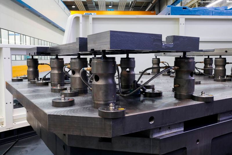 Der Clou ist die Flexibilität der Aufspannvorrichtungen. Auf einer Grundplatte sind drei verschiebbare Aufbauplatten montiert. Abstützelemente sind nur abgesteckt und können einfach versetzt werden.  (Bild: AMF)