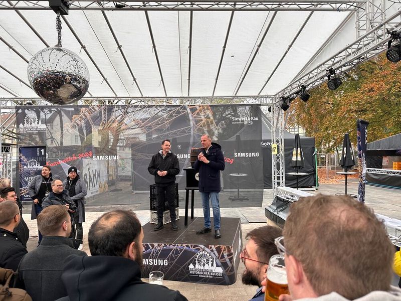 Traditioneller Anstich durch Markus Hollerbaum und Björn Siewert (S&K) begrüßen die ca. 300 Teilnehmer. (Bild: Vogel IT-Medien)