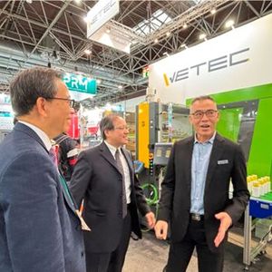 Von links: David Chuang (TAMI), Dr. Klement Ruey-sheng Gu (Taipei Representative Deutschland), Simon Wang (TAITRA), und Allen Lin (Wetec), in einer der Messehallen der K-2025.(Bild:  TAITRA)