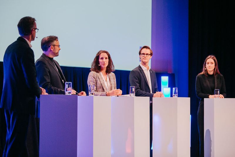 In diversen Paneldiskussionen wurde die Zukunft der digitalen Versorgung definiert und diskutiert.  (Bild: Bitkom)