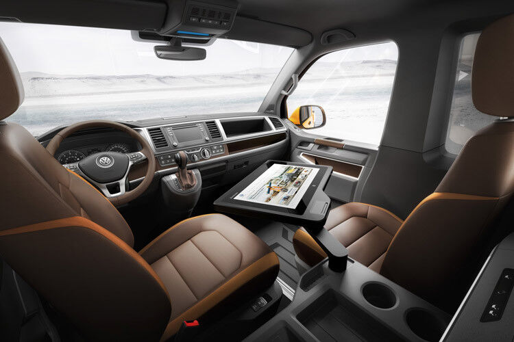 Der Innenraum verfügt neben dreh- und verschiebbarem Fahrer- und Beifahrersitz über ein 20-Zoll-Tablettisch sowie Videokonferenz- und Soundsysteme. (Foto: Volkswagen)