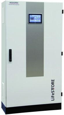 Bild 2: Auch bestehende Photovoltaikanlagen lassen sich mit dem Energiespeicher einfach nachrüsten. Je nach Kapazität der Systeme sind sie etwa so groß wie ein Kühlschrank. (Bild: Walter Buecker/ASSISTEC)