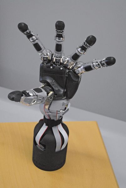 Die Fünf-Fingerhand soll die Forschung für den Einsatz von Servicerobotern im Lebensumfeld des Menschen voranbringen.  (Bild: Schreier)