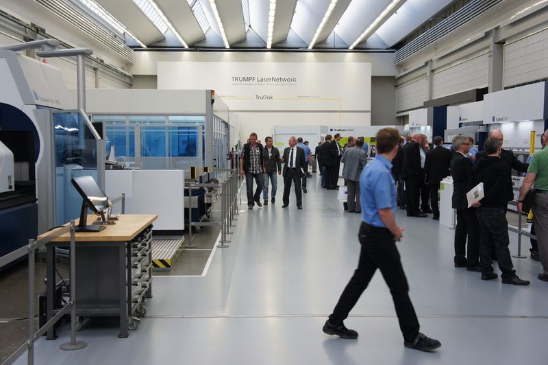 Eine andere Weltpremiere präsentiert Trumpf in der Lagertechnik: Kunden können die neue Generation des kompakten Lagersystems Trustore 3030 mit noch mehr Lagerfächern ausstatten, und das in 15 statt bisher acht verschiedenen Höhen. (Bild: Meister)