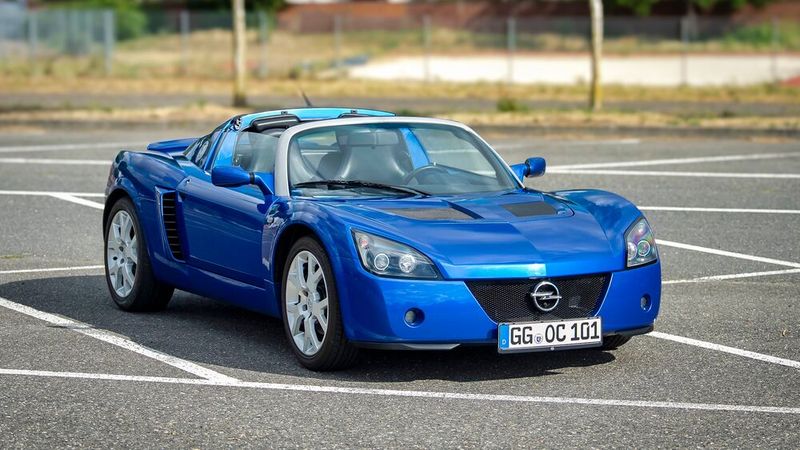 Erdacht wurde der Speedster, als General Motors und Lotus noch einmal kurz Blutsbrüderschaft schlossen. Im März 1999 wurde er auf dem Genfer Auto-Salon vorgestellt. Der erste Speedster verließ im März 2001 die Werkshallen Hethel. In der ebenfalls aus dem Jahre 2001 stammenden Filmkomödie Viktor Vogel war der Speedster Thema der Handlung, was Opel in seiner Hauszeitschrift Start (Ausgabe 01/2001) zur Vermarktung nutzte. (Bild: Dani Heye)