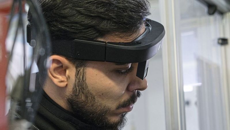 Digitale Unterstützung ist mit Hilfe der Almer AR-Brille Arc 2 unkompliziert möglich.(Bild:  Almer Technologies)