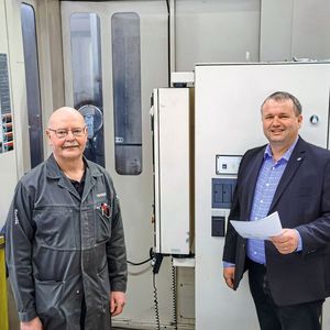 JV. l.: ean-Luc Maurer, Prozessverantwortlicher bei der Tornos AG und Andreas Mollet, Mapal Gebietsverkaufsleiter Schweiz, arbeiten schon seit vielen Jahren erfolgreich zusammen. 