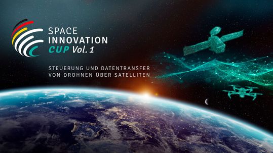 Space Innovation Cup 2026: Der Space Innovation Cup ist ein mehrphasiger Innovationswettbewerb des Space Innovation Hubs der Deutschen Raumfahrtagentur im DLR. Er wird durch das Bundesministerium für Forschung, Technologie und Raumfahrt (BMFTR) initiiert und finanziert. Er besteht aus Auswahlrunden, Pitchformaten und einer phasenweisen Finanzierung. Der Cup wird 2026 erstmals ausgeschrieben. Der Wettbewerb fördert Ideen zur Steuerung von Drohnen per Satellit.(Bild:  DLR)