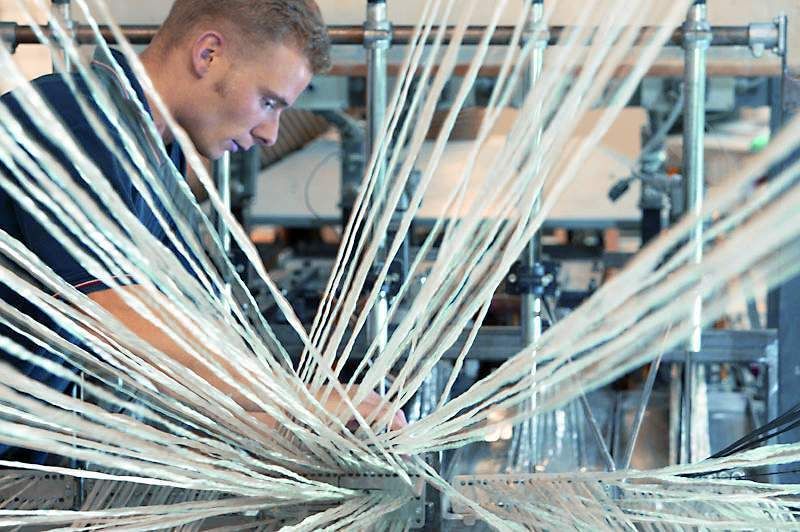 Bild 3: Ein Kadiergitter sorgt für die gewünschte Verteilung der Fasern im herzustellenden Profil, bevor sie in einem gekrümmten Werkzeug mit Harz getränkt werden. (Archiv: Vogel Business Media)