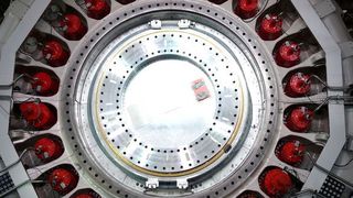 Der Vorhang ist gefallen und man blickt auf den 11 m hohen, 9 m  breiten „Superman“: den großen Wälzlagerprüfstand für Lager bis 6 m Durchmesser. (Stefanie Michel)