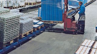 Warenbereitstellung im Zentrallager Zeven: Der Nordmilch-Konzern mit Hauptsitz in Bremen exportiert seine Milchprodukte in über 80 Länder der Welt und erzielte im Jahr 2008 einen Konzernumsatz in Höhe von 2,5 Mrd. Euro. Bild: Nordmilch (Archiv: Vogel Business Media)