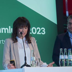 Katja Fiedler und Markus Sorg vom Arbeitskreis Digitalisierung mahnten mehr digitale Verbesserungen an, um Prozesse im Handel und Service zu beschleunigen.(Bild:  Grimm – VCG)