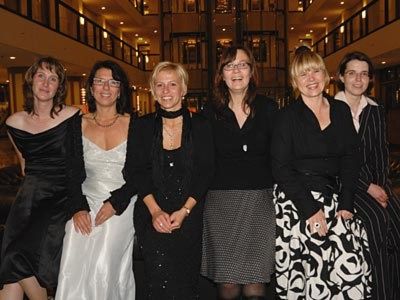 Die Damen von »kfz-betrieb« zeigten sich trotz später Stunde in bester Laune. (Archiv: Vogel Business Media)