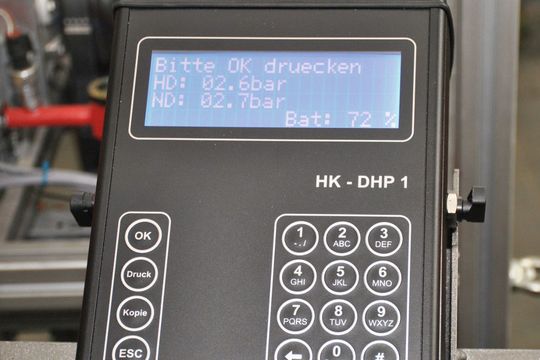 Mit dem HK-DHP1 sind Werkstätten in der Lage, eine Klimaanlage fundiert auf deren Dichtheit zu untersuchen und diese Prüfung auch schwarz auf weiß zu dokumentieren.(Bild:  Dominsky)