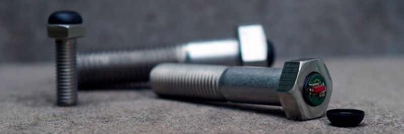 Smarte Schrauben: mithilfe von Sensoren können sie die Vorspannkraft und die Temperatur messen.(Bild:  Strainlabs)