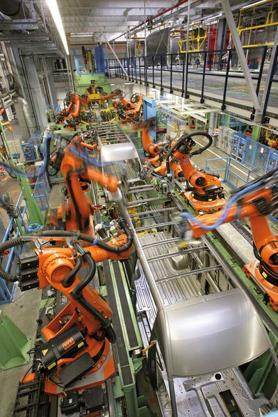 Die Automobilindustrie war 2012 ein wichtiger Auftraggeber: Anlage zum Montieren von Fahrzeugkarosserien. (Bild: Kuka)