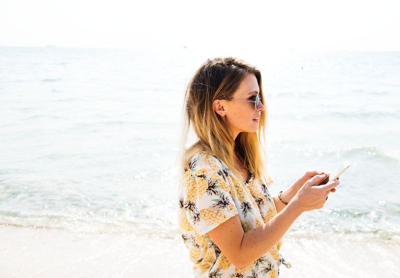 Jeder Achte musste im Urlaub über das Handy erreichbar sein und konnte sich deshalb nicht gut erholen. „Wer ständig auf sein Smartphone schaut, unterbricht Erholungsphasen und kann die freien Tage nicht wirklich genießen“, bestätigt DAK-Psychologin Theresa Staden. (gemeinfrei)