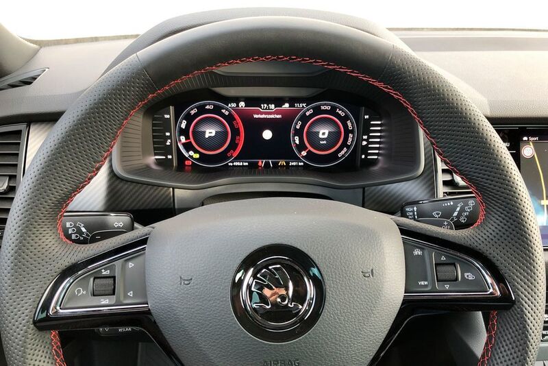 Das virtuelle Cockpit kennt man von Volkswagen, Skoda hat hier nur die grafische Darstellung etwas angepasst.  (»Automobil Industrie«/Jens Scheiner)