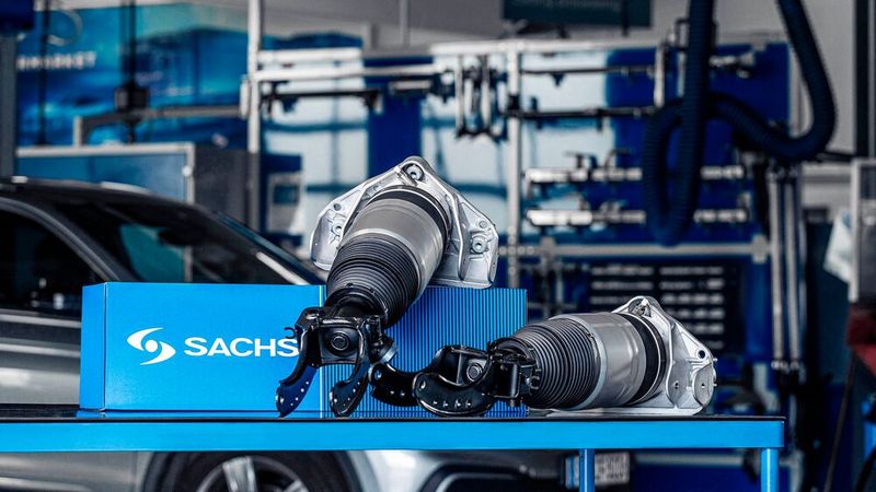 Sachs-Luftfederbeine entsprechen in Qualität, Funktion und Passgenauigkeit den Originalteilen.(Bild:  ZF Aftermarket)