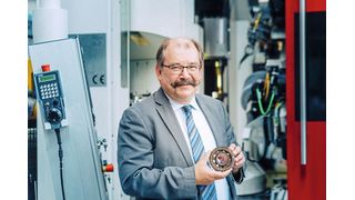 Prof. Bernhard Karpuschewski, Direktor der Fertigungstechnik am Leibniz-IWT, sieht eine Reihe expandierender neuer Einsatzfelder für die Schleifbearbeitung. Dazu gehören vor allem die Feinbearbeitung von Verbundmaterialien, die Nachbearbeitung additiv gefertigter Bauteile und die Herstellung von Oberflächen mit höchsten Oberflächengüten. (Bild: Leibniz-IWT)