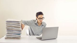Durch den FIT-Store der FITKO soll die Digitalisierung von Verwaltungsdienstleistungen schneller vorangehen. Etwa 600 dieser Dienstleistungen müssen zur Umsetzung des OZGs bis Ende 2022 digitalisiert werden (Studio Romantic – stock.adobe.com)