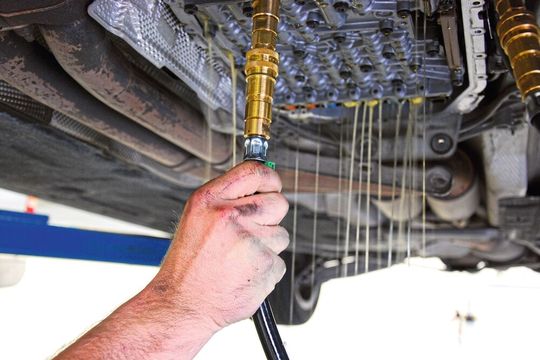 Der Bestand an Fahrzeugen mit Automatikgetriebe wächst schnell – und damit das Umsatzpotenzial mit dem Getriebeölwechsel.(Bild:  Rosenow/»kfz-betrieb«)