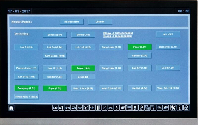 Vom Touchscreen in der Eingangshalle können alle Statusmeldungen des Gebäudes abgerufen und verwaltet werden. Alle Systeme, von der HLK über die Beleuchtung und die Fassade bis zur Medientechnik und den Sicherheitssystemen sind in der zentralen Steuerungsplattform integriert. (Limtec+, Belgien)