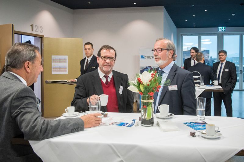 Der Kongress und die Tischmesse im Foyer boten einen angenehmen Rahmen für Gespräche und das Networking, hier mit Keynote-Speaker Dipl. Ing. Walter Fust. (Thomas Entzeroth)
